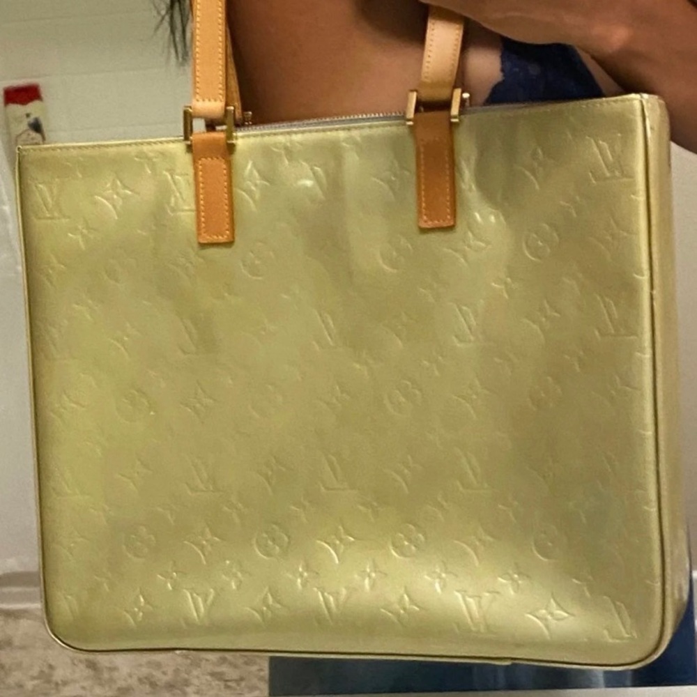 Auth. Louis Vuitton good condition, small scratch